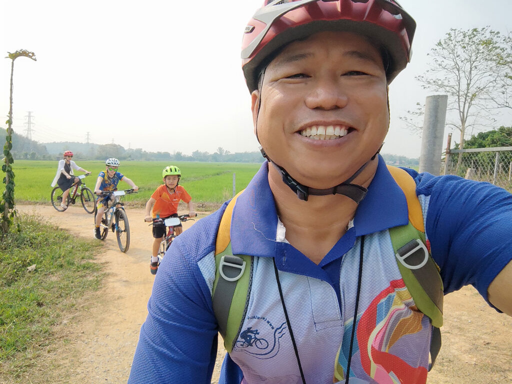 Full day cycling tour to the White temple and Chiang Rai countryside